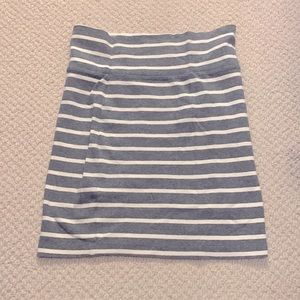 Forever 21 Gray & White Pencil Skirt Size Medium